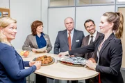 Heike (Katrin Höft, r.) geht in die Offensive und zeigt ihren Kollegen (V.l.: Komparsin, Isabell Classen, Michael Stöwsand, Kal A. Voyatzis), wie sie mit Niederlagen umgeht. Heike (Katrin Höft, r.) geht in die Offensive und zeigt ihren Kollegen (V.l.: Komparsin, Isabell Classen, Michael Stöwsand, Kal A. Voyatzis), wie sie mit Niederlagen umgeht.