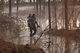 Mills (Adam Driver, r.) und Koa (Ariana Greenblatt, l.) m&uuml;ssen nach ihrer Bruchlandung auf ihrem Weg zu einer Rettungskapsel eine beschwerliche Reise durch die Wildnis auf sich nehmen, wobei viele Gefahren auf sie lauern.
