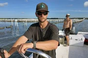 In den flachen Lagunen von North Carolina setzen sich junge Austernzüchter für eine nachhaltige Nutzung der großen Wasserflächen ein. In den flachen Lagunen von North Carolina setzen sich junge Austernzüchter für eine nachhaltige Nutzung der großen Wasserflächen ein.