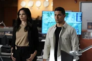 Jessica Knight (Katrina Law, l.); Nick Torres (Wilmer Valderrama, r.) Jessica Knight (Katrina Law, l.); Nick Torres (Wilmer Valderrama, r.)