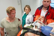 Semir (Erdogan Atalay, 2.v.r.) wird nach einem Autounfall schwer verletzt ins Krankenhaus eingeliefert. Sein Kollege Paul (Daniel Roesner, l.) ist nur leicht verletzt. Die &Auml;rtin (Ulrike Schwab) k&auml;mpft um Semirs Leben, w&auml;hrend sich Paul auf die Suche nach Lea und ihren Entf&uuml;hrern macht.