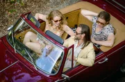 Der US-amerikanische Fotograf Steven Powell (John Robinson, Mi.) l&auml;dt die Urlauber Albert (Axel Granberger, re.) und Solange (Alyz&eacute;e Costes, li.) auf ein Getr&auml;nk in seine Villa ein.