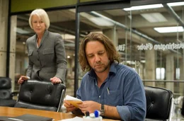 Als Reporter Cal (Russell Crowe) von seiner Chefredakteurin Cameron Lynne (Helen Mirren) auf den Tod der Geliebten des politischen Newcomers Stephen Collins angesetzt wird, ger&auml;t er in einen Gewissenskonflikt.   +++ Die Verwendung des sendungsbezogenen Materials ist nur mit dem Hinweis und Verlinkung auf RTL+ gestattet. +++