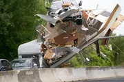 Bei einer Verfolgungsjagd mit den Entf&uuml;hrern der kleinen Lea kommt es zu einem Unfall - Paul und Semir &uuml;bersehen das Stauende und kollidieren mit einem Wohnwagen.
