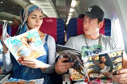 Cems Freund Costa (Arnel Taci, re.) ist von seiner Sitznachbarin Yagmur (Pegah Ferydoni, li.) im Flieger nach Thailand ganz angetan.