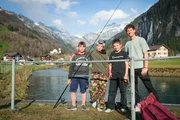 Florian, Nino und Dario (v.l.n.r) beim Fischen in Unterschächen. Florian, Nino und Dario (v.l.n.r) beim Fischen in Unterschächen.
