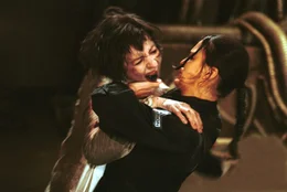 Als ein aggressiver Zombie Rain (Michelle Rodriguez, l.) aus heiterem Himmel angreift, wird allen das Ausma&szlig; der Gefahr deutlich ...