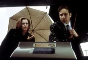 Die FBI-Agenten Scully (Gillian Anderson) und Mulder (David Duchovny) arbeiten fieberhaft an der Aufkl&auml;rung mehrerer mysteri&ouml;ser Mordf&auml;lle.