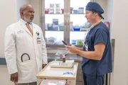 (l-r) David Alan Grier als Dr Ron, Josh Lawson als Dr Bruce (l-r) David Alan Grier als Dr Ron, Josh Lawson als Dr Bruce