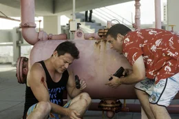 Als Studenten getarnt folgen die Ermittler Jenko (Channing Tatum, l.) und Schmidt (Jonah Hill) den gesuchten Drogendealern bis zum Spring Break nach Puerto Mexico.  +++ Die Verwendung des sendungsbezogenen Materials ist nur mit dem Hinweis und Verlinkung auf RTL+ gestattet. +++