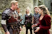 Paul alias 'Paulus' (Daniel Roesner, l.) ermittelt undercover auf einem Fantasy-Rollenspiel-Event. Die "Prinzessin" alias Dr. Rosa Thalbach (Nina Schmieder, r.) ist im wahren Leben Sprachwissenschaftlerin und hat in alten Schriften Hinweise auf einen mit Pockenvieren verseuchten Schatz in der Burg gefunden. Bevor es zur Katastrophe kommt wollen sie mit Hilfe von Nastaria (Palesa Moloto, 2.v.l.), Baldur (Jascha Rust) und der Elbin Gwindil (Milena Tscharntke) die ominöse Truhe finden. Paul alias 'Paulus' (Daniel Roesner, l.) ermittelt undercover auf einem Fantasy-Rollenspiel-Event. Die "Prinzessin" alias Dr. Rosa Thalbach (Nina Schmieder, r.) ist im wahren Leben Sprachwissenschaftlerin und hat in alten Schriften Hinweise auf einen mit Pockenvieren verseuchten Schatz in der Burg gefunden. Bevor es zur Katastrophe kommt wollen sie mit Hilfe von Nastaria (Palesa Moloto, 2.v.l.), Baldur (Jascha Rust) und der Elbin Gwindil (Milena Tscharntke) die ominöse Truhe finden.