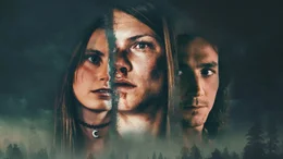 Das Trio Monica, Tilly und Peter wird bei einer Auszeit im Gr&uuml;nen von einem Unbekannten terrorisiert. Von links: Monica (Annie Hamilton), Tilly (Anna Bullard) und Peter (Rory Alexander).