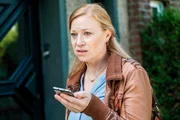 Von Stefans Eifersucht abgelenkt, passiert Tina (Franziska Arndt) ein peinliches WhatsApp-Missgeschick. Von Stefans Eifersucht abgelenkt, passiert Tina (Franziska Arndt) ein peinliches WhatsApp-Missgeschick.