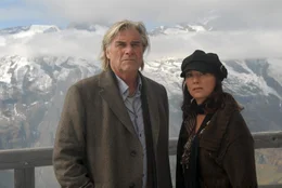 Paul Holland (Peter Simonischek) und seine gro&szlig;e Liebe Sibylle Loredo (Iris Berben) auf der Bergstation