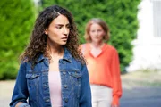 Andrea (Carina Wiese) will die Medizinisch-technische Assistentin, Adelina (Nadine Menz, l.), die gerade die Schönheitsklinik verlässt, zur Rede stellen. Wieso steht Adelinas Name auf der mysteriösen Liste? Andrea (Carina Wiese) will die Medizinisch-technische Assistentin, Adelina (Nadine Menz, l.), die gerade die Schönheitsklinik verlässt, zur Rede stellen. Wieso steht Adelinas Name auf der mysteriösen Liste?