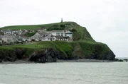 1869 in Wales: Mädchen essen nicht mehr, bleiben aber überzeugt gesund. Geistliche sehen dies als Glaubensbeweis, Ärzte eher als Zeichen einer Geistesstörung. 1869 in Wales: Mädchen essen nicht mehr, bleiben aber überzeugt gesund. Geistliche sehen dies als Glaubensbeweis, Ärzte eher als Zeichen einer Geistesstörung.
