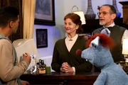Woozle hat f&uuml;r Sim&oacute;n (li.) und sich einen Urlaub in einem Schlosshotel gebucht. Und dort spukt es! Auch das Ehepaar Lustig, denen das Hotel geh&ouml;rt, wirkt seltsam.
