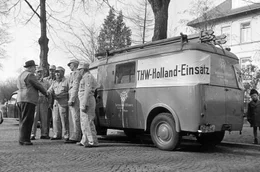 Die Flutkatastrophe in den Niederlanden Anfang 1953 f&uuml;hrte zum ersten internationalen Hilfseinsatz des Technischen Hilfswerks &ndash; ein Schritt auch zur Wiedereingliederung Deutschlands in die europ&auml;ische V&ouml;lkergemeinschaft.