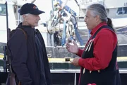 Leroy Jethro Gibbs (Mark Harmon, l.); Tunu Alonak (Wayne Charles Baker, r.) Leroy Jethro Gibbs (Mark Harmon, l.); Tunu Alonak (Wayne Charles Baker, r.)