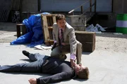 Martin Fitzgerald (Eric Close, oben) und unbekannter Darsteller.