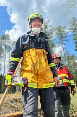 Kommandant Marc Angelmahr (l.) von der freiwilligen Feuerwehr Pl&uuml;derhausen im Waldbrandcamp in Polen.