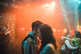 Elias (Jakob Mader) und die Moid (Verena Altenberger) tanzen bei einer Dorffeier. Die geschiedene Frau wird von Elias' Mutter nicht akzeptiert.