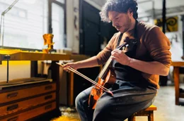 Geigenbauer Pablo lebt und arbeitet in Rompemoldes im spanischen Sevilla.