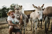 2015 rettete der Biologe Darko Saveljic die erste Eselstute: Was als Rettungsaktion für die oft misshandelten und ausgesetzten Esel begann, ist nun zu einem weitreichenden Einsatz für den Tierschutz in dem kleinen Balkanland geworden.; Zur ARTE-Sendung ARTE 360° Reportage Montenegro - Der Eselretter 2015 rettete der Biologe Darko Saveljic die erste Eselstute: Was als Rettungsaktion für die oft misshandelten und ausgesetzten Esel begann, ist nun zu einem weitreichenden Einsatz für den Tierschutz in dem kleinen Balkanland geworden. 2015 rettete der Biologe Darko Saveljic die erste Eselstute: Was als Rettungsaktion für die oft misshandelten und ausgesetzten Esel begann, ist nun zu einem weitreichenden Einsatz für den Tierschutz in dem kleinen Balkanland geworden.; Zur ARTE-Sendung ARTE 360° Reportage Montenegro - Der Eselretter 2015 rettete der Biologe Darko Saveljic die erste Eselstute: Was als Rettungsaktion für die oft misshandelten und ausgesetzten Esel begann, ist nun zu einem weitreichenden Einsatz für den Tierschutz in dem kleinen Balkanland geworden.