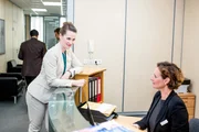 Heike (Katrin Höft, l.) gibt sich gegenüber ihrer Arbeitskollegin (Komparsin) selbstbewusst. Heike (Katrin Höft, l.) gibt sich gegenüber ihrer Arbeitskollegin (Komparsin) selbstbewusst.