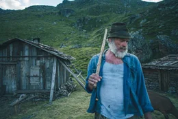40 Jahre sp&auml;ter: Elias (Johannes Krisch) lebt auch noch als alter Mann einsiedlerisch auf der H&uuml;tte im M&auml;rzengrund.