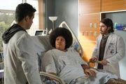Dr. Enrique Guerin (Brian Marc, l.), Zara Norton (X Mayo), Dr. Asher Wolke (Noah Galvin) Dr. Enrique Guerin (Brian Marc, l.), Zara Norton (X Mayo), Dr. Asher Wolke (Noah Galvin)