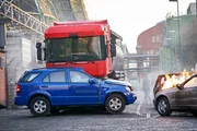 Semir und Paul rammen sich mit dem Bombenlaster den Weg frei.