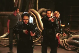 Zuerst von links: Rain (Michelle Rodriguez)