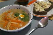 In Tallinn bereiten Marten und seine Frau Krõõt ein echtes Wohlfühlgericht zu: eine einfache, aber leckere Fischsuppe. In Tallinn bereiten Marten und seine Frau Krõõt ein echtes Wohlfühlgericht zu: eine einfache, aber leckere Fischsuppe.