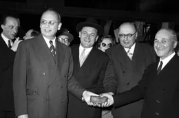 Am 30. April 1953 pr&auml;sentieren Vertreter der Montanunion das erste &bdquo;europ&auml;ische&ldquo; St&uuml;ck Stahl: Franz Etzel (Deutschland), Albert Copp&eacute; (Belgien), Albert Wehrer (Niederlande) und Jean Monnet (Frankreich, v.l.).