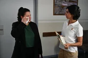 Vanessa (Julia Augustin, l.) erkennt bestürzt, dass sie ihre Anhörung verpasst hat. Rechts Leyla (Suri Abbassi) Vanessa (Julia Augustin, l.) erkennt bestürzt, dass sie ihre Anhörung verpasst hat. Rechts Leyla (Suri Abbassi)