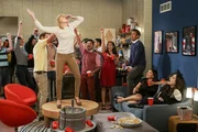 Max (Kat Dennings, r.) nutzt die Zeit an der Universit&auml;t von Pennsylvania, um Caroline (Beth Behrs, vorne l.) endlich die College-Party Erfahrungen zu vermitteln, die sie nie hatte ...
