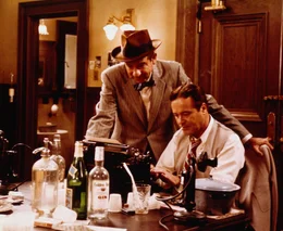 Der Spitzenreporter Hildy Johnson (Jack Lemmon) hat den Stress bei der Arbeit satt und w&uuml;rde seinen Job am liebsten an den Nagel h&auml;ngen, doch das will sein Chef Walter Burns (Walter Matthau) mit allen Mitteln verhindern ...