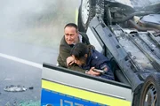 Nachdem Dana (Gizem Emre) an ihrem ersten Tag bei der Autobahnpolizei geschrottet hat, hilft ihr ihr Vater Semir (Erdogan Atalay) aus dem Autowrack. Sie ist zum Gl&uuml;ck fast unverletzt.