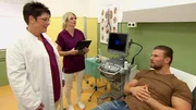 Ein junger Mann ist angeblich beim Fu&szlig;ball verletzt worden. Doch bald wird klar, dass der Patient ein pikantes Geheimnis h&uuml;tet.