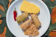 Sarmale: Die Krautwickel mit Hackfleischfüllung und Polenta sind eine rumänische Spezialität. Sarmale: Die Krautwickel mit Hackfleischfüllung und Polenta sind eine rumänische Spezialität.