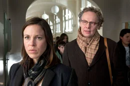 Kathrin (Anneke Kim Sarnau) und Herr Heinicken (Thomas Bading) im Schulgeb&auml;ude.