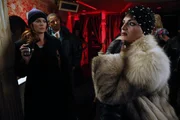 Mitten im morgendlichen New Yorker Berufsverkehr wird Michael Moretti in seinem Auto mit einem Schuss in den Hals get&ouml;tet. Die Gegenst&auml;nde im Wagen f&uuml;hren Laura (Debra Messing, l.) und Billy (Laz Alonso, 2.v.l.) in eine Transvestiten-Bar ...