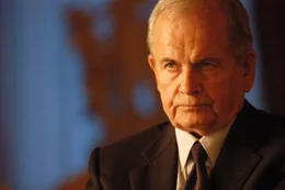 Simeon Weisz (Ian Holm), m&auml;chtigster Waffenh&auml;ndler der Welt, reagiert auf das Kooperationsangebot von Yuri auf der Berliner Waffenmesse nur mit arroganter Herablassung. Ein Fehler, den er mit seinem Leben bezahlen muss...  +++ Die Verwendung des sendungsbezogenen Materials ist nur mit dem Hinweis und Verlinkung auf RTL+ gestattet. +++