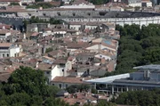 Blick auf Nîmes: Im Hintergrund erkennt man das fast 2.000 Jahre alte römische Amphitheater, in dem noch heute Konzerte stattfinden. Blick auf Nîmes: Im Hintergrund erkennt man das fast 2.000 Jahre alte römische Amphitheater, in dem noch heute Konzerte stattfinden.