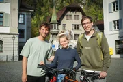 Junges Paar: Tom (r.) und Svenja (M.) Gisler auf dem Weg ins Standesamt Altdorf Junges Paar: Tom (r.) und Svenja (M.) Gisler auf dem Weg ins Standesamt Altdorf