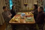 (v.l.n.r.) Jake Peralta (Andy Samberg); Amy Santiago (Melissa Fumero); Karen Peralta (Katey Sagal); Roger Peralta (Bradley Whitford)