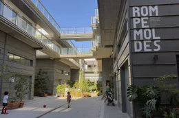 Kinder spielen im Innenhof von Rompemoldes, dem Modellprojekt f&uuml;r junge Kreative im Herzen von Sevilla. Im Erdgeschoss sind die Werkst&auml;tten, oben die Wohnungen.