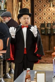 Nachdem Han (Matthew Moy) Fahrunterricht bei einem Magier hatte, f&uuml;hlt er sich zwar nicht f&uuml;r die Stra&szlig;e gewappnet, aber immerhin glaubt er jetzt, zaubern zu k&ouml;nnen ...
