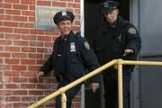Charles Boyle (Joe Lo Truglio, l.)